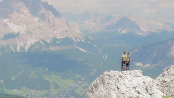 Belluno August 2020 Two Young Friends Admire Horizon Top Rock — Stockvideo