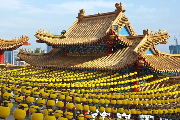 Yellow Lanterns Hanging on Temple Roof — Stock Photo, Image