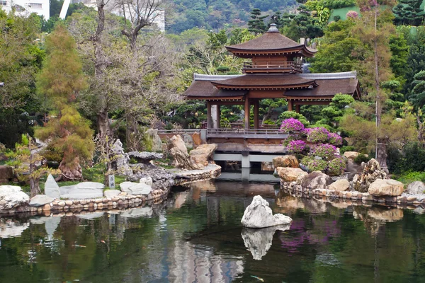 Traditionele brug in nan lian Tuin, hong kong — Stockfoto