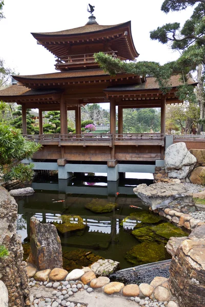 Traditionele brug in nan lian Tuin, hong kong — Stockfoto