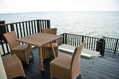 chalet deniz ortasında yemek