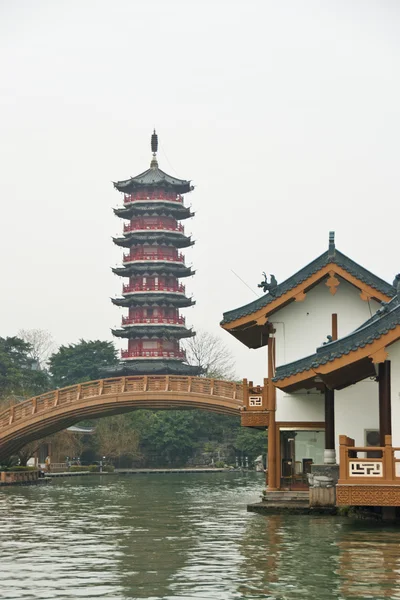 Antik Pagoda ve bina yanında Li Nehri, Guilin, Çin — Stok fotoğraf