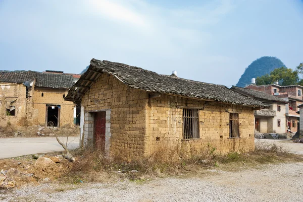 Maison abandonnée de briques de boue dans le village — Photo