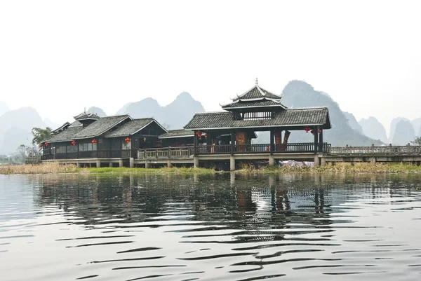 Mniejszości stylu budynków, yangshuo shangri-la theme park, baishai, guilin, Chiny — Zdjęcie stockowe