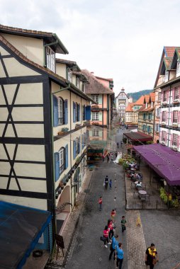 Bukit Tinggi, Pahang, Malezya 'daki Colmar Tropicale çevresindeki çevre ve mimari görüntüsü. Colmar Tropicale, 16. yüzyıl Fransız Köyü 'nün bir kopyası olan Fransız temalı bir tatil köyüdür..
