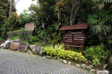 Bukit Tinggi, Malezya 'da tropikal yağmur ormanlarındaki Japon Köyü tabelasının resmi. - Japon Köyü deniz seviyesinden 3500 feet yükseklikte yer alıyor.