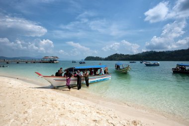 Pulau Beras Basah plajı, Langkawi, Malezya. Langkawi 'deki Besar Basah Adası' ndaki plajların keyfini çıkaran insanlar güneşli bir günde.