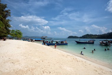 Pulau Beras Basah plajı, Langkawi, Malezya. Langkawi 'deki Besar Basah Adası' ndaki plajların keyfini çıkaran insanlar güneşli bir günde.