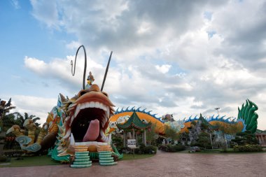 Yong Peng, Johor Malezya 'daki geleneksel Çin ejderha tapınağı dünyanın en büyük ve en uzun ejderha heykeli ve tüneli Yong Peng, Johor, Malezya' da 115 metre uzunluğunda..