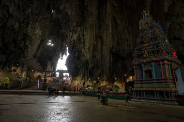 Turistler, Malezya 'daki Batu Mağaraları' nda keşfe çıkıp dua ederken görüldü. - Batu Mağaraları Kuala Lumpur 'un hemen kuzeyinde. Mağara, Malezya 'daki Thaipusam Hint festivalinin odak noktası..