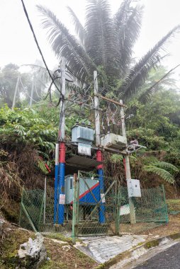 Bukit Larut, Taiping, Malezya 'nın düşük voltajlı transformatör yolu. Tenaga National Berhad Malezya Batı Malezya 'da elektrik sağlıyor. Eski adı Lembaga Letrik Negara 'ydı (LLN).