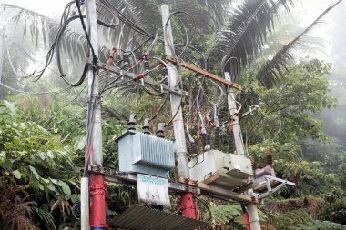 Bukit Larut, Taiping, Malezya 'nın düşük voltajlı transformatör yol kenarı - Batı Malezya' da Tenaga National Berhad Malaysia elektrik sağlıyor. Eski adı Lembaga Letrik Negara 'ydı (LLN).