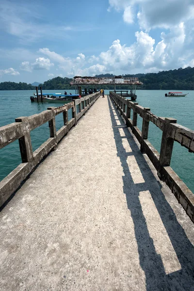 Jetty Pulau Beras Basah Langkawi Malaysia 在朗卡维的普劳贝拉斯巴萨岛 游客或游客可以看到美丽的长Jetty风景 蓝天清澈 水清澈 — 图库照片