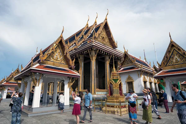 Атмосфера Храме Большого Дворца Посетителями Туристами Большой Дворец Бангкок Таиланд — стоковое фото