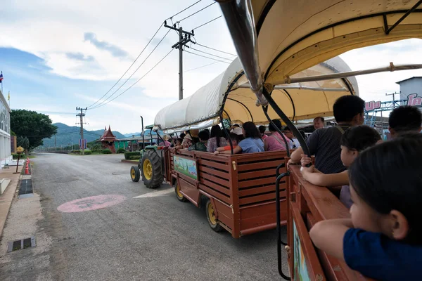 Ciągnik Farmie Chokchai Pak Chong Dla Zwiedzających Okolice Farmy Khao — Zdjęcie stockowe