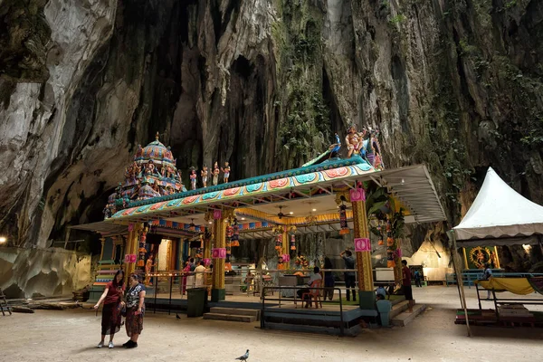 Touristes Vus Explorer Prier Dans Temple Hindou Grottes Batu Malaisie — Photo