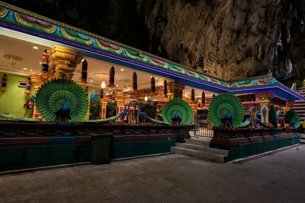 Mağaranın içindeki Hindu tapınağı. Batu Mağaraları, Malezya. - Batu Mağaraları Kuala Lumpur 'un hemen kuzeyinde. Mağara, Malezya 'daki Thaipusam Hint festivalinin odak noktası..