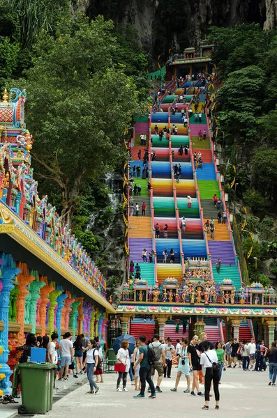 Nowy Kultowy Wygląd Kolorowymi Schodami Niezidentyfikowanymi Gośćmi Murugan Temple Batu — Zdjęcie stockowe