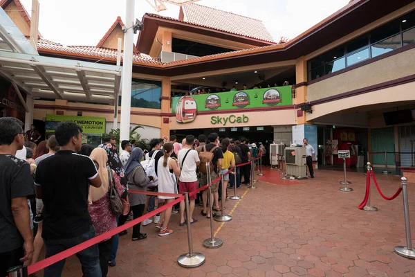 Crowd Passengers Waiting Entrance Langkawi Skycab Station Holiday Peak Season Rechtenvrije Stockafbeeldingen