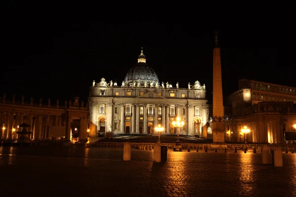 Uma espécie de catedral de São Pedro à noite . — Fotografia de Stock