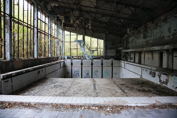 チェルノブイリ原子力発電所の事故の後 プリピャートの放棄された都市のスポーツ複合施設 ウクライナのプリピャト — ストック写真