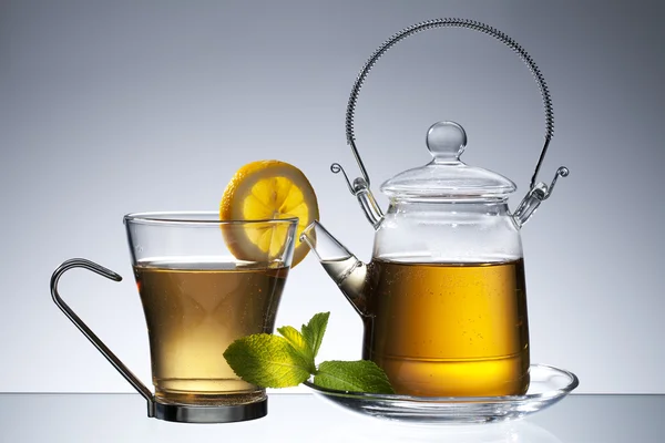 Tazza di tè e teiera — Foto Stock
