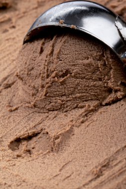 bir scooper kremalı çikolatalı dondurma