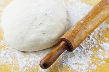 oklava ile pizza hamur