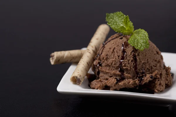 Chocolate ice cream serving — Stock Photo, Image