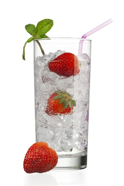Bicchiere con cubetti di ghiaccio e fragole — Foto Stock