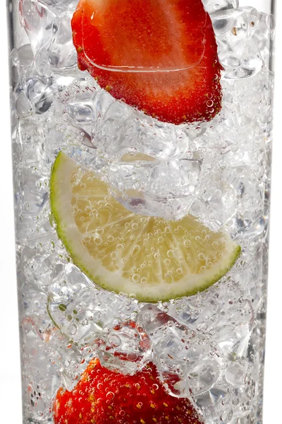 Glas med isbitar med jordgubbar och citron — Stockfoto