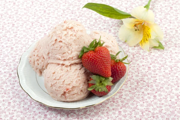 Strawberry ice cream with flowers at the side — Stock Photo, Image