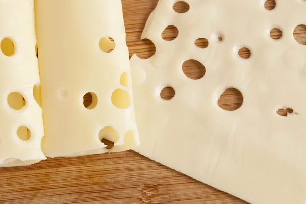 Тонкі скибочки сиру — стокове фото
