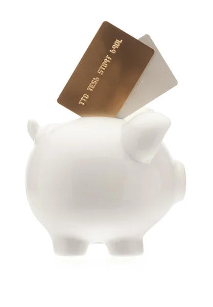 Cartões de crédito inseridos no porquinho — Fotografia de Stock