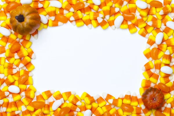 Arrangement of candy corns and pumpkins — Stockfoto