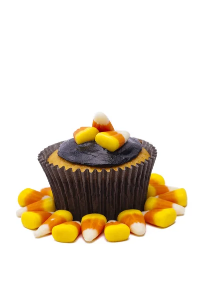 Cupcake decorato con mais caramella e crema di cioccolato — Foto Stock