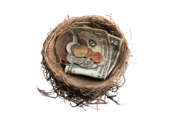 Изображение гнезда с монетами и бумажной валютой — стоковое фото