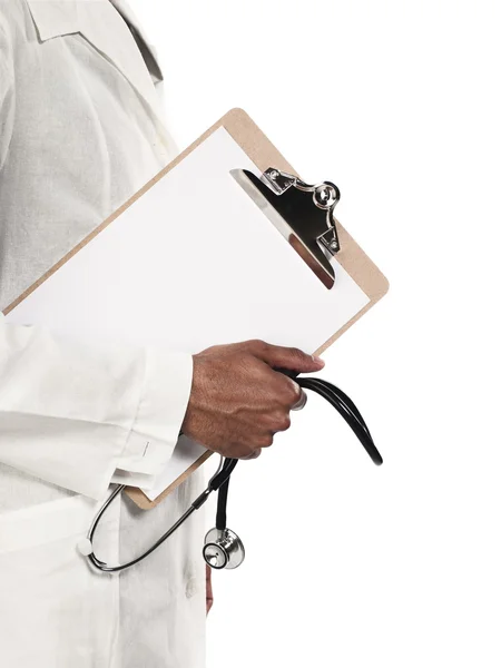 Secção intermédia de um médico segurando prancheta e estetoscópio — Fotografia de Stock