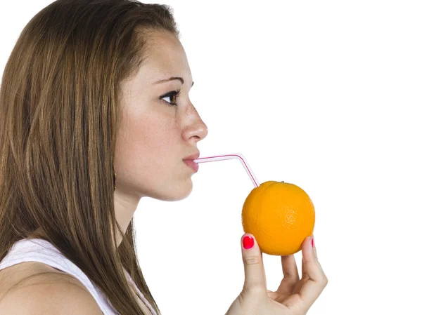Profilo di una ragazza adolescente che beve arancione — Foto Stock
