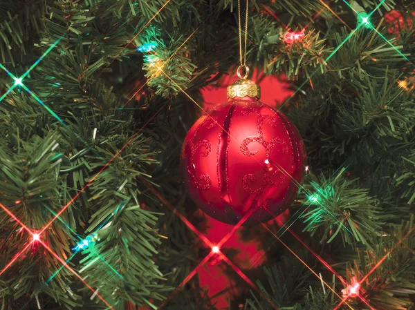 Glanzende lichten en bauble — Stockfoto