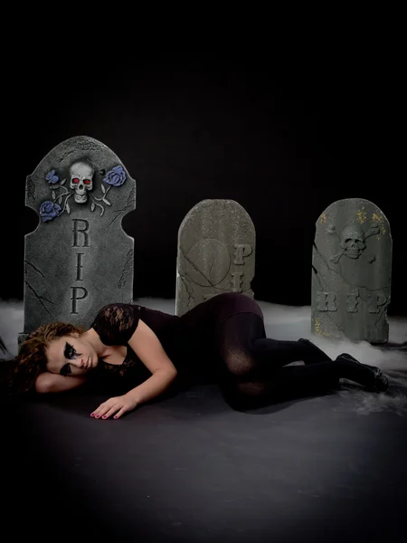 Mulher como bruxa num cemitério — Fotografia de Stock