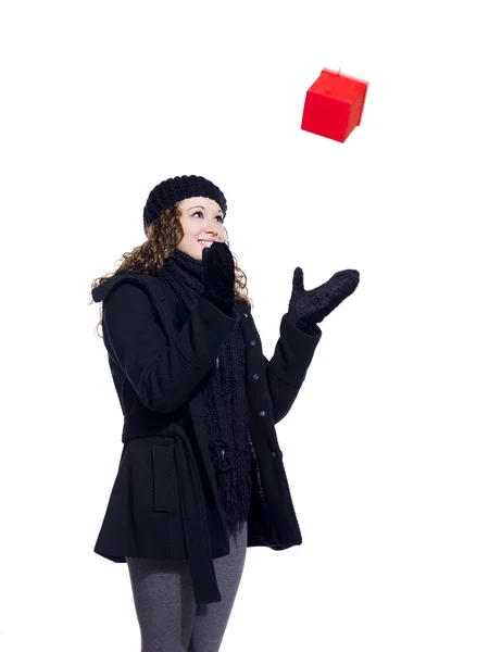 Fröhliche junge Frau spielt mit ihrem Weihnachtsgeschenk — Stockfoto