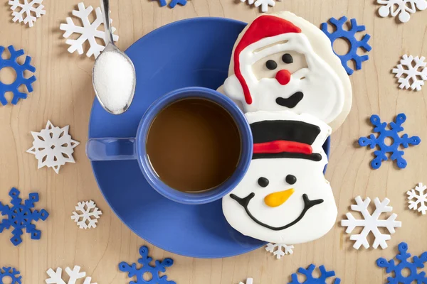 Bovenaanzicht van koffie beker en Kerstmis snoepjes — Stockfoto
