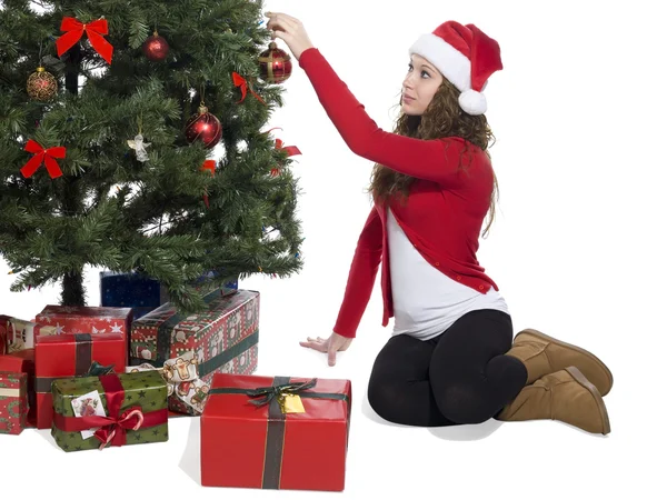 Señora poniendo una decoración de la bola en el árbol de Navidad — Foto de Stock