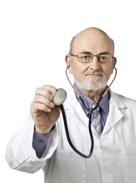 Um velho médico masculino segurando um estetoscópio — Fotografia de Stock