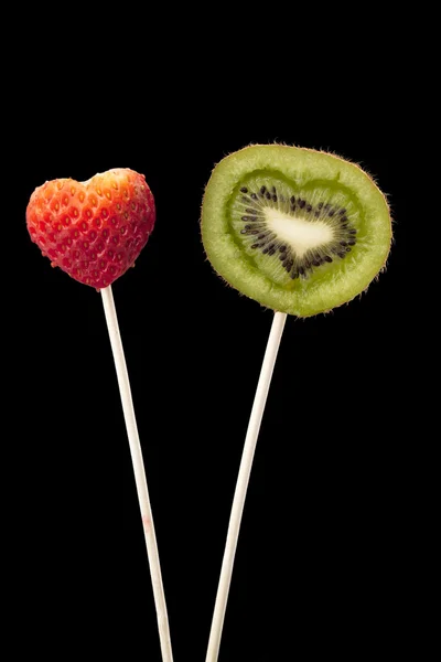 Morango e kiwi em pau — Fotografia de Stock