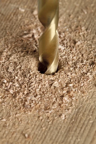 Perforar un agujero en un tablón de madera —  Fotos de Stock