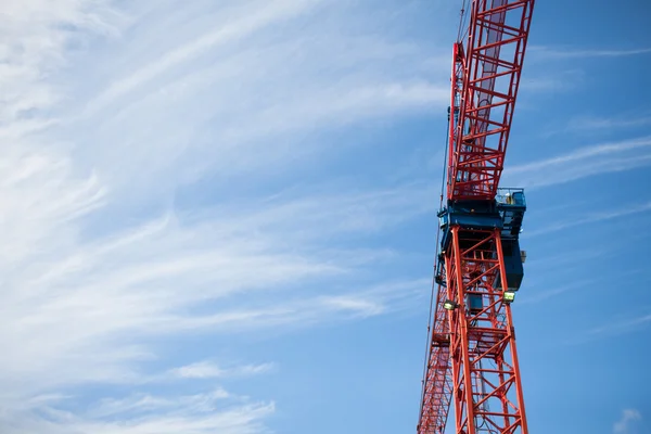 Guindaste de construção com céu azul no fundo — Fotografia de Stock