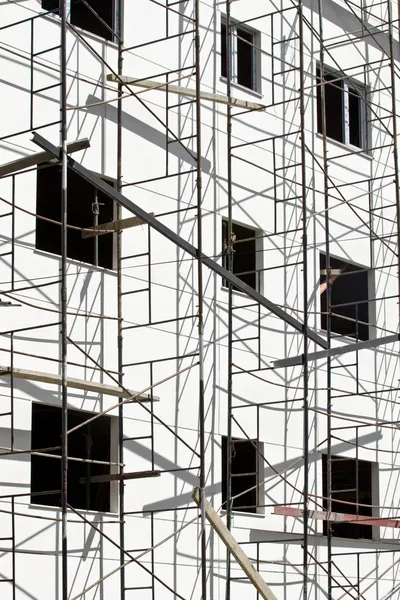 Tiro de ângulo baixo de um edifício em construção — Fotografia de Stock