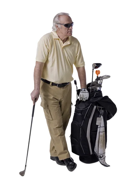 Alter Golfer mit Tasche daneben — Stockfoto